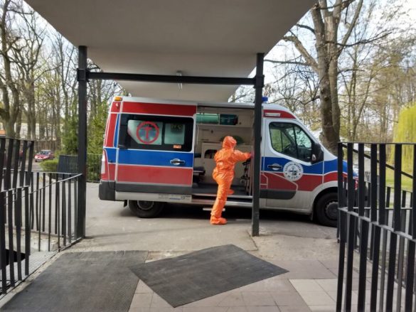 Sanitariusz wchodzący do karetki