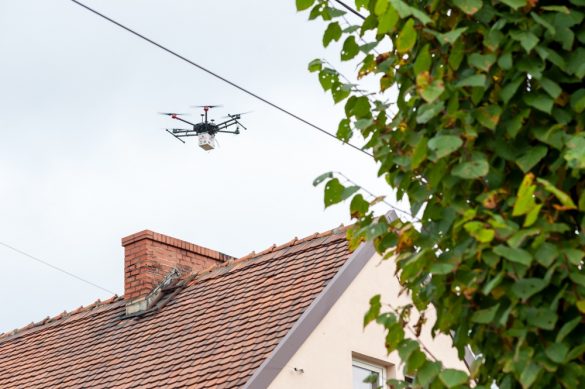 Dron nad kominem domu