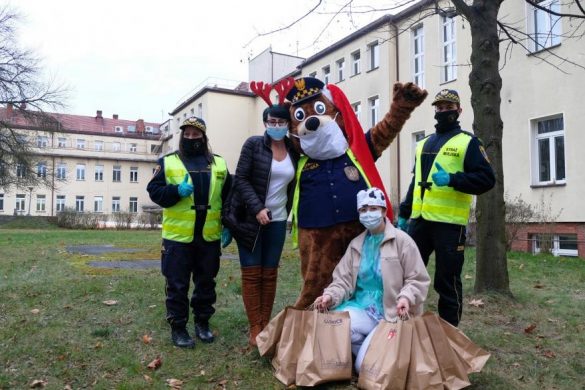 Gliwiccy strażnicy z paczkami na terenie szpitala