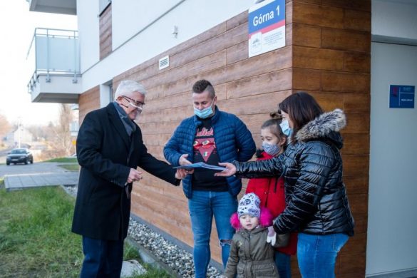 Prezydent przekazujący rodzinie klucze do mieszkania