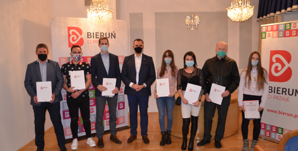 Zdjęcie grupowe laureatów z burmistrzem