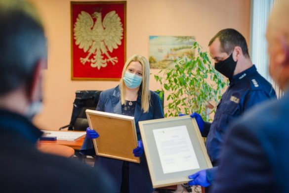 Policja siemianowicka wręcza dyplomy za obywatelską postawę