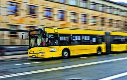 Autobus jadący w Metropolii GZM