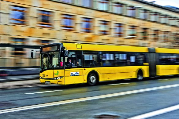 Autobus jadący w Metropolii GZM