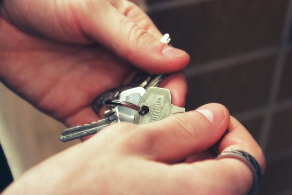 Ręce trzymające klucze od mieszkania