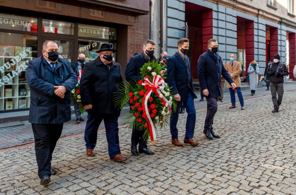 Prezydent Mariusz Wołosz, jego zastępcy oraz Przewodniczący Rady Miejskiej Mariusz Janas składają kwiaty pod pamiątkową tablicą przy ul. Gliwickiej