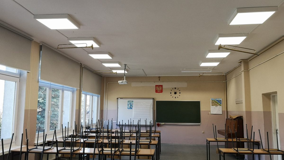 Nowe oświetlenie klasy w szkole