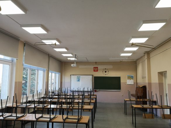 Nowe oświetlenie klasy w szkole