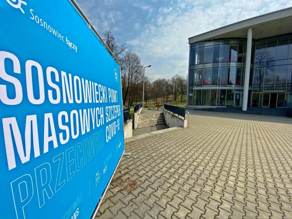 Wejście do szkoły muzycznej w Sosnowcu. Na pierwszym planie- tablica informująca, że mieści się tutaj punkt szczepień przeciwko COVID