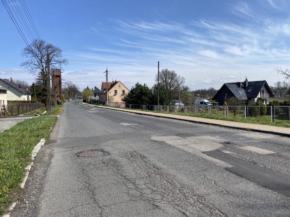 Silnie wyeksploatowana droga w Pyskowicach przed modernizacją