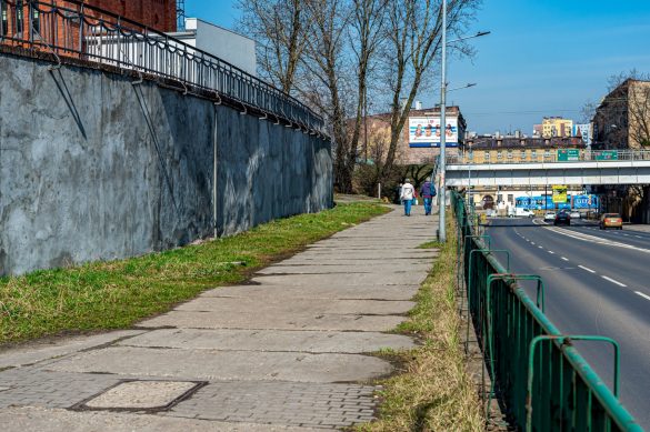 Zniszczony chodnik w Bytomiu