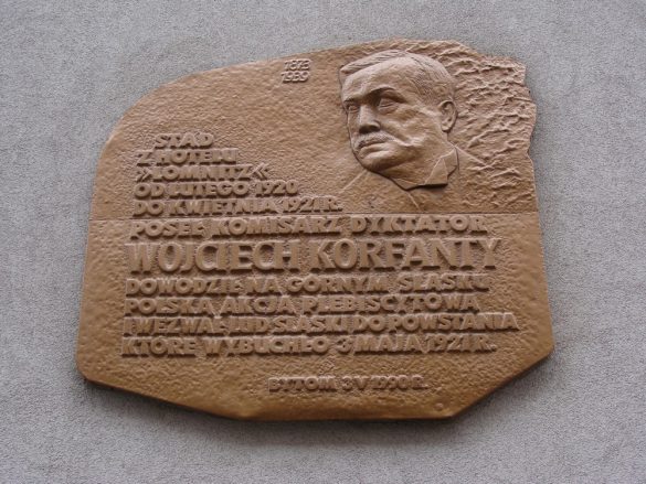 Tablica poświęcona Wojciechowi Korfantemu - Polskiemu Komisarzowi Plebiscytowemu, która znajduje się na budynku przy ul. Gliwickiej w Bytomiu