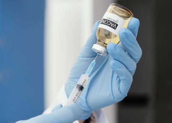 Pobieranie do strzykawki szczepionki na koronawirusa