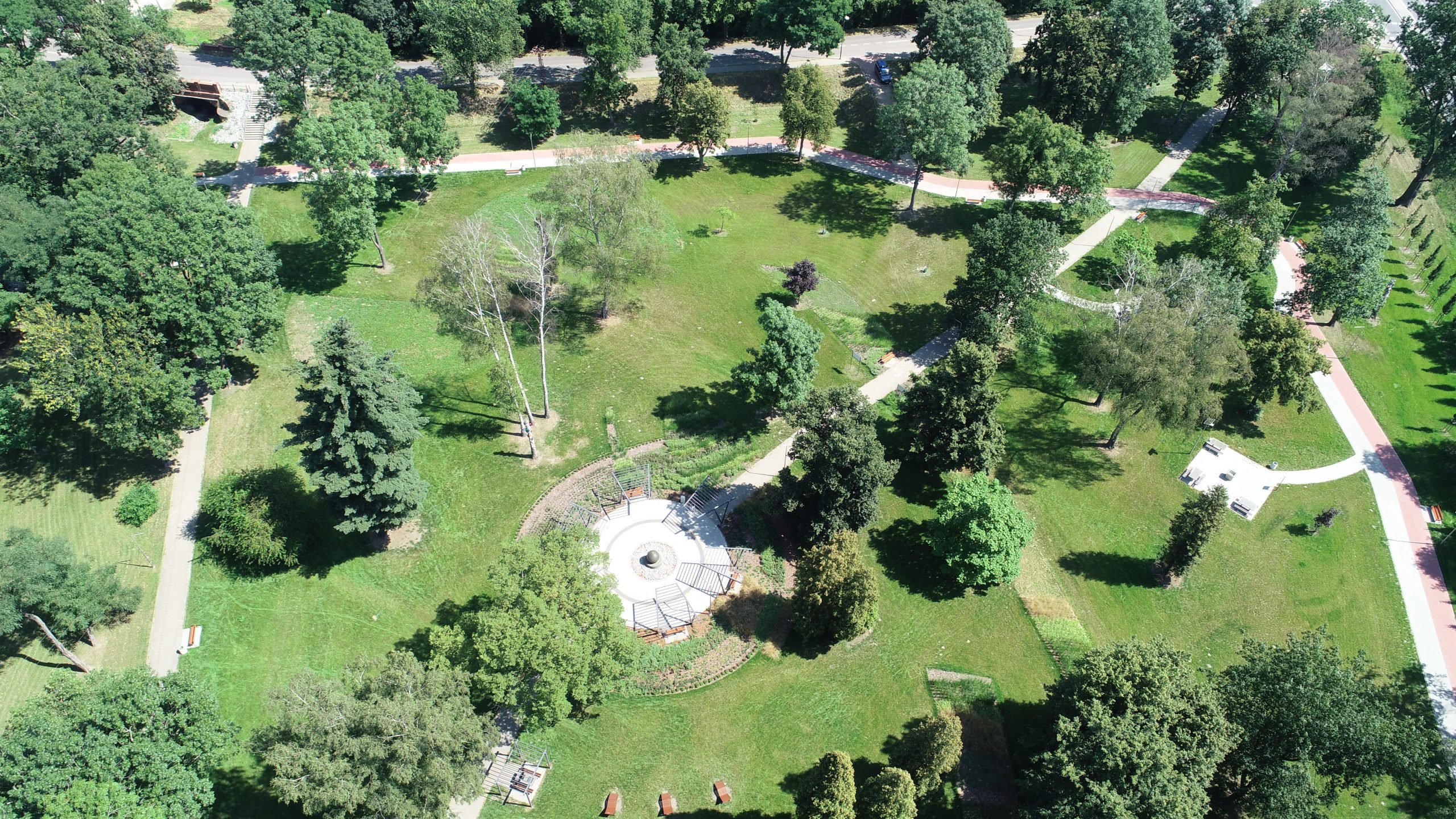 Ujęcie z drona na centralną część odnowionego Parku Miejskiego w Pyskowicach