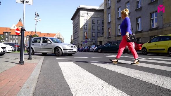 Osoba przechodząca przez przejście dla pieszych