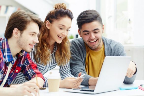Studenci przed komputerem