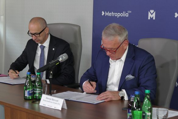 Kazimierz Karolczak i Henryk Borczyk podpisują porozumienie ws. przystąpienia do Porozumienia Burmistrzów