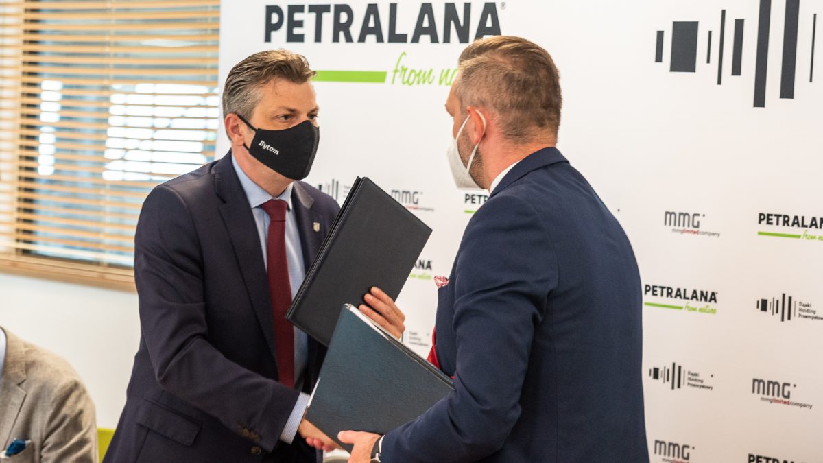 Podpisanie listu intencyjnego, na zdjęciu prezydent Mariusz Wołosz i prezes MMG Rafał Szostok
