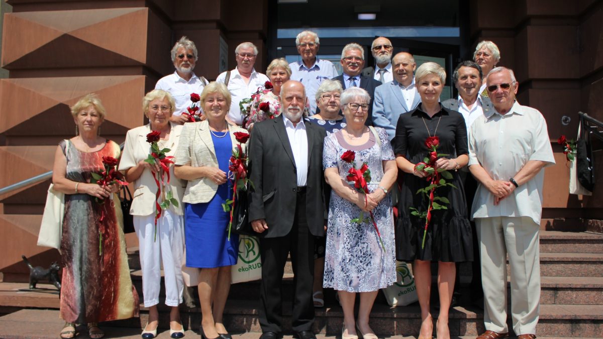 Grupa osób - członkowie Rady Seniorów i wiceprezydent Anna Krzysteczko na schodach przed wejściem do Urzędu Miasta