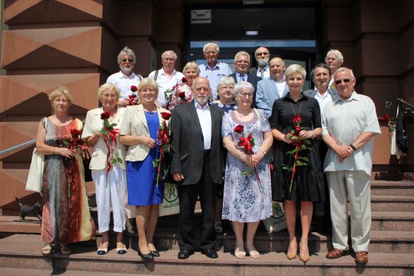 Grupa osób - członkowie Rady Seniorów i wiceprezydent Anna Krzysteczko na schodach przed wejściem do Urzędu Miasta