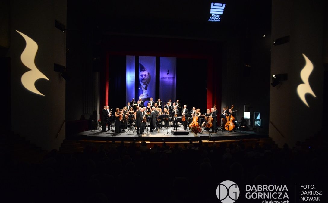 Orkiestra na scenie Pałacu Kultury Zagłębia