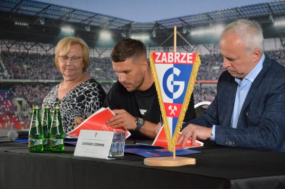 Lukas Podolski podpisuje umowę z Górnikiem Zabrze