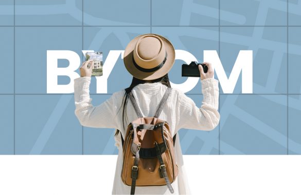 Kobieta z plecakiem i aparatem fotograficznym