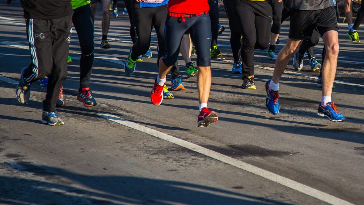 Zdjęcie nóg biegaczy podczas maratonu