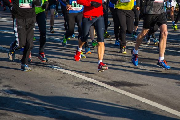 Zdjęcie nóg biegaczy podczas maratonu