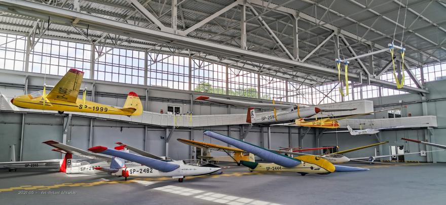 Samoloty w hangarze