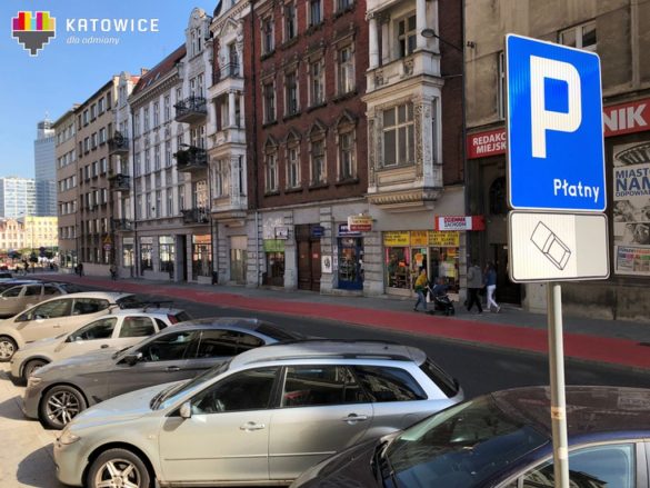 Auta zaparkowane wzdłuż ulicy w Katowicach