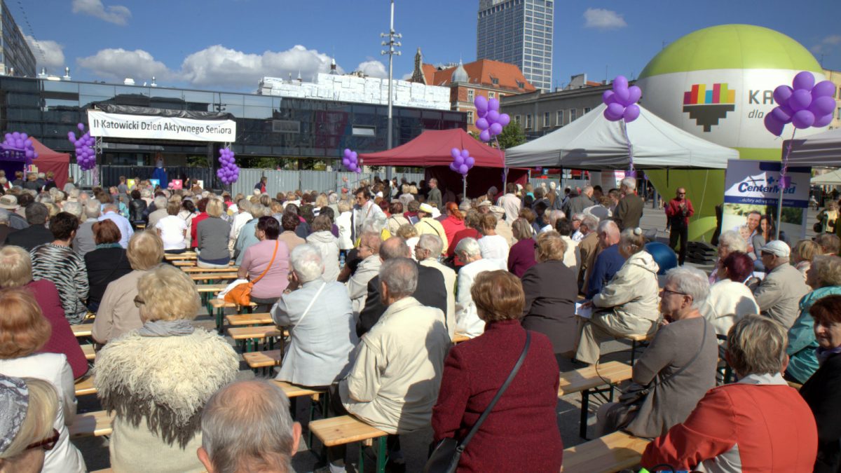 Seniorzy biorący udział w imprezie plenerowej - Katowice