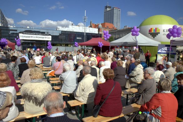 Seniorzy biorący udział w imprezie plenerowej - Katowice