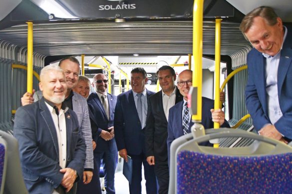 M.in. Prezydent Sosnowca, przewodniczący Grzegorz Kwitek oraz prezydent Dąbrowy Górniczej stoją wewnątrz autobusu elektrycznego, który odebrał PKM Sosnowiec