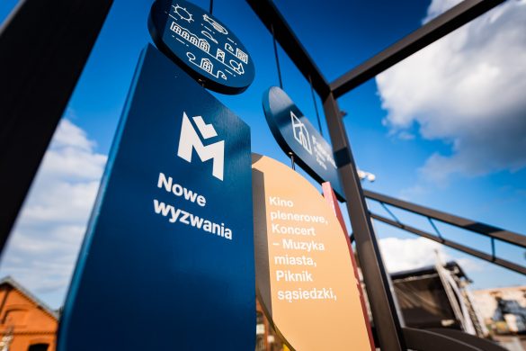 Instalacja z logiem Metropolii GZM i hasłem: Nowe wyzwania