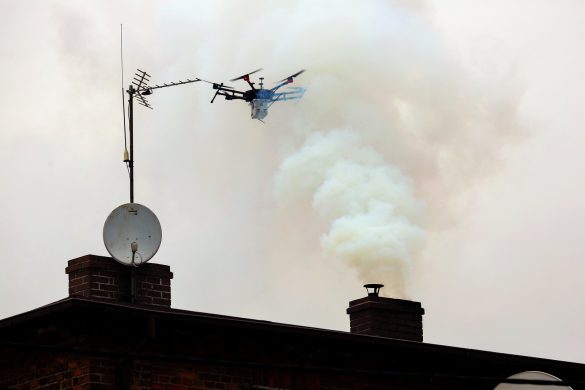 Dron latający nad kominem
