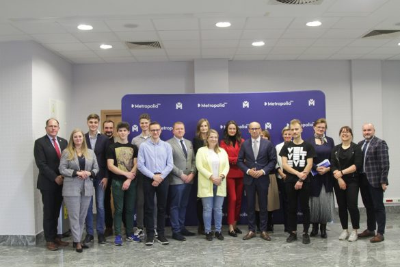 Zdjęcie uczestników projektu z zarządem GZM