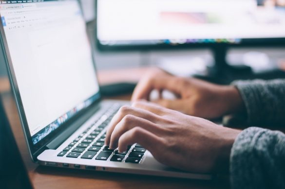 Osoba piszą na laptopie