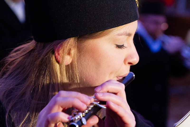 Kobieta w orkiestrze górniczej gra na flecie
