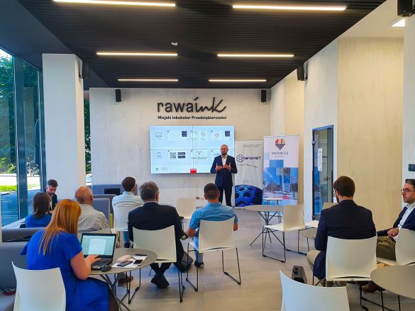 Osoby uczestniczące w prezentacji w sali konferencyjnej