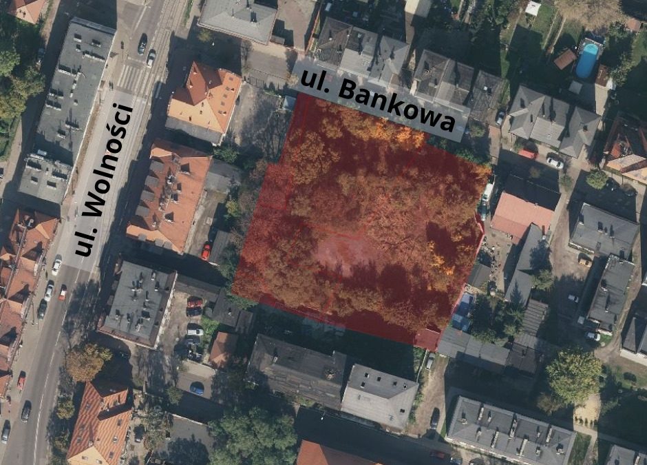 Zdjęcie lotnicze okolic ul. Bankowej z zaznaczoną działką pod budowę mieszkań.
