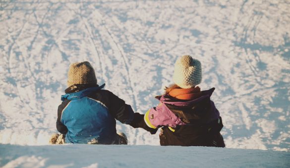 Dwoje dzieci na tle zimowego krajobrazu