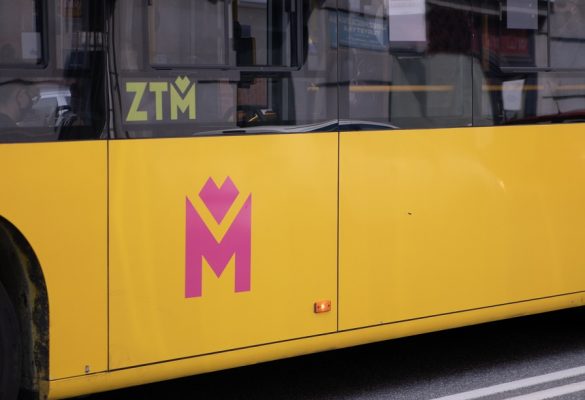 Burta żółtego autobusu z logiem ZTM i Metropolii