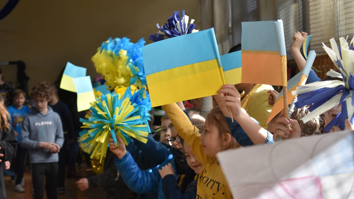 Uczniowie wymachujący flagami Ukrainy