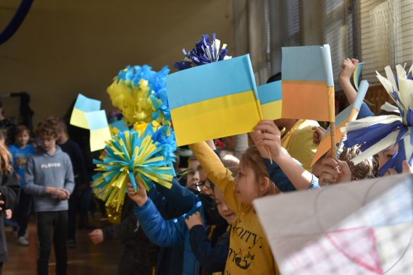 Uczniowie wymachujący flagami Ukrainy