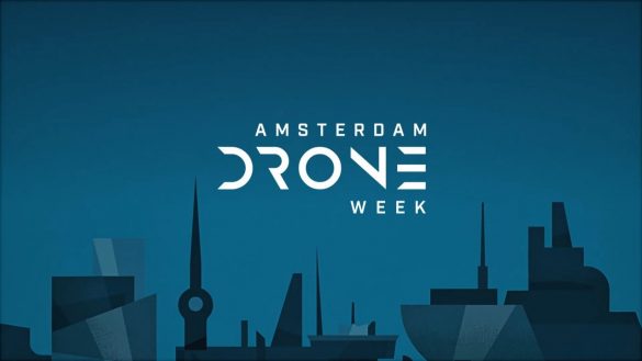 Plansza z napisem "Amsterdam Drone Week"
