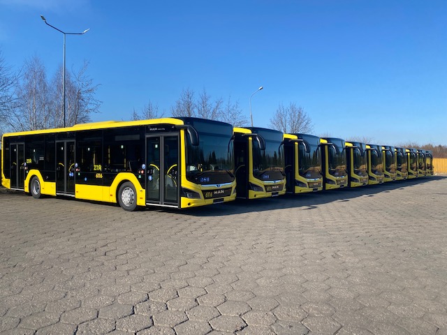 Nowe autobusy stojące w rzędzie