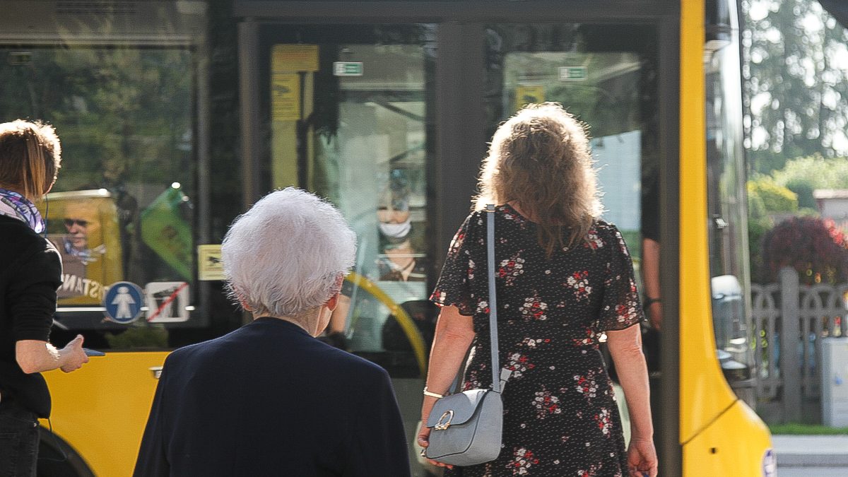 Pasażerowie wsiadający do autobusu