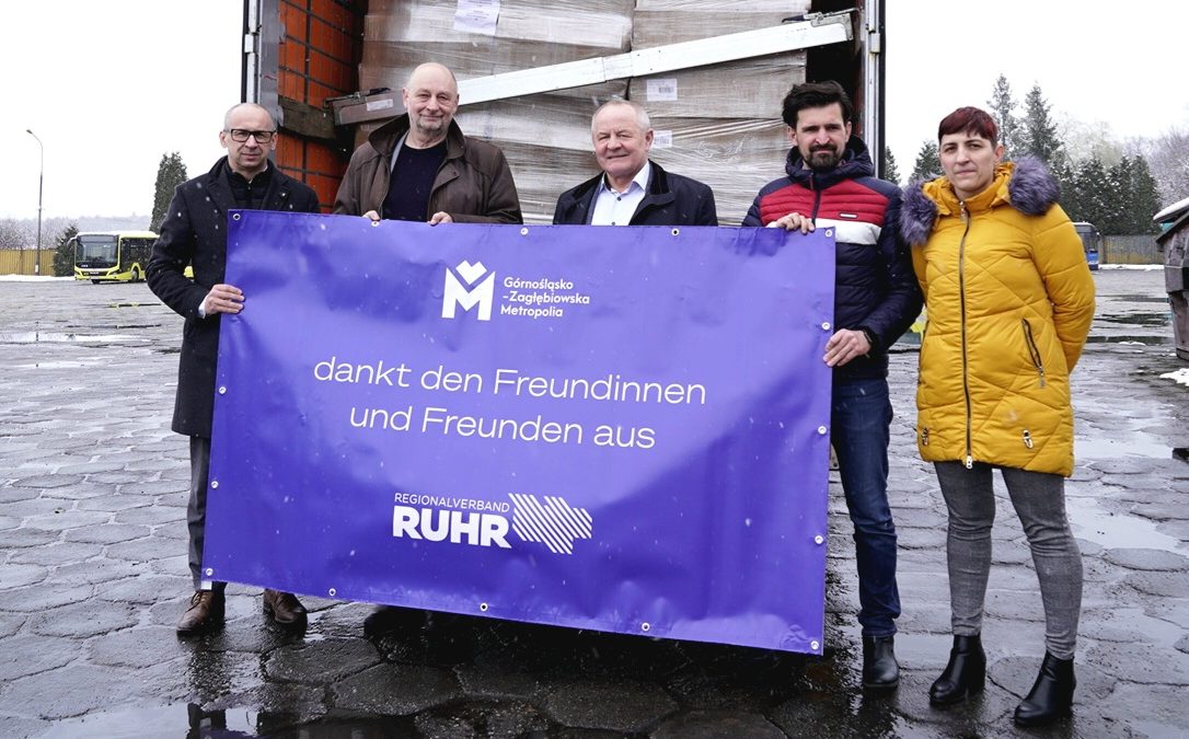 Władze Metropolii i PKM Świerklaniec trzymające transparent z podziękowaniem dla Metropolii Ruhry