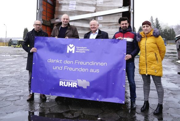 Władze Metropolii i PKM Świerklaniec trzymające transparent z podziękowaniem dla Metropolii Ruhry